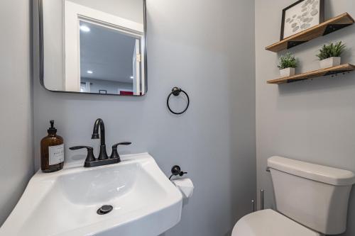 Modern LUXURY 4 BR 7 BED TOWNHOME Near Transportation in Washington, USA
