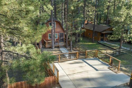 Just Right Cabin with spa, BBQ grill, near Bear Lake