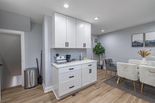 Modern LUXURY 4 BR 7 BED TOWNHOME Near Transportation in Washington, USA