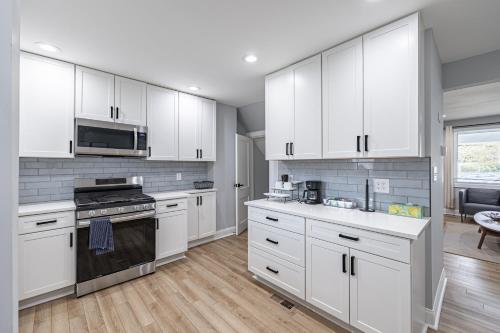 Modern LUXURY 4 BR 7 BED TOWNHOME Near Transportation in Washington, USA