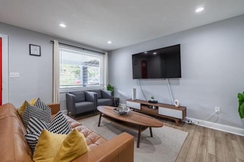 Modern LUXURY 4 BR 7 BED TOWNHOME Near Transportation in Washington, USA