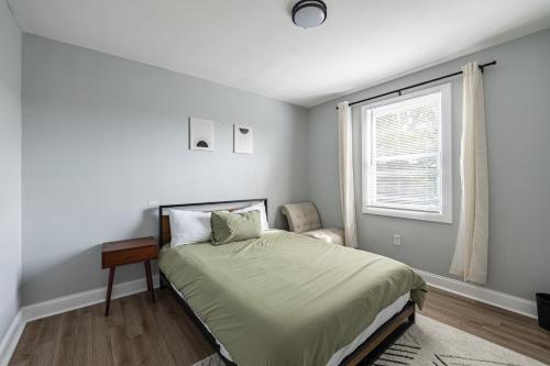 Modern LUXURY 4 BR 7 BED TOWNHOME Near Transportation in Washington, USA