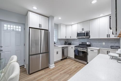 Modern LUXURY 4 BR 7 BED TOWNHOME Near Transportation - Tap to explore photos