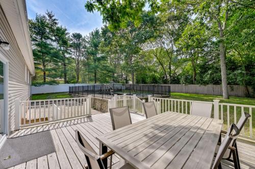 Hampton Bays Retreat Walk to Squires Beach! in Hampton Bays, USA