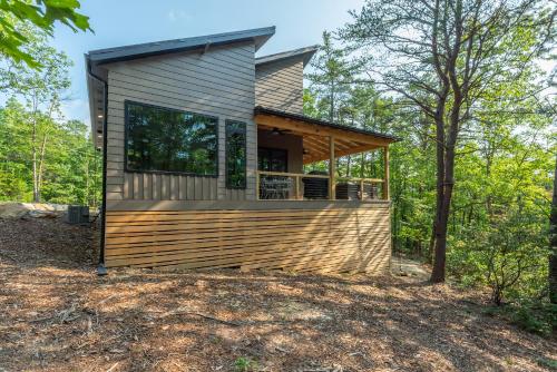 Wilderness Retreat Pet-Friendly Outdoor Adventure Oasis! in Morganton, USA