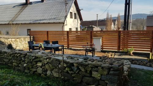ระเบียง/ชานเรือน, Apartmán Dubovka (Apartman Dubovka) in ยาโนวิซ นัด อูลาวู
