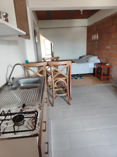Iekārtas, Cómodo estudio en la vía a termales (Comodo estudio en la via a termales) in Santa Rosa De Cabal