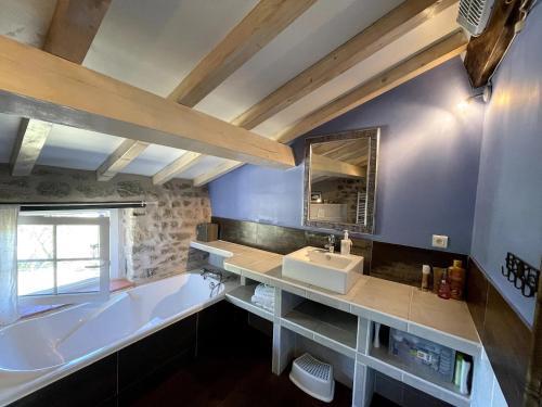 Vannas istaba, La Vigne, fully modernised farmhouse dated 1882 incl Swimming pool in Saint-Dier-d'Auvergne