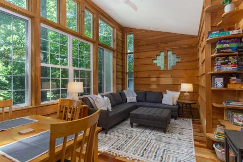 Charming Pet-Friendly Cottage Walkable to Town! - Black Mountain, NC