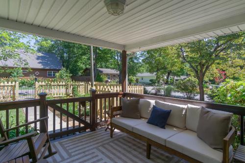 Charming Pet-Friendly Cottage Walkable to Town! in Black Mountain, USA