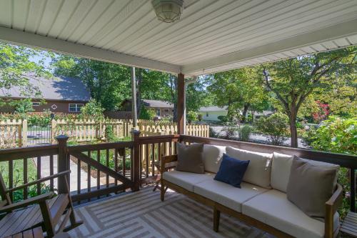 Charming Pet-Friendly Cottage Walkable to Town!