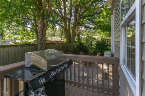 Charming Pet-Friendly Cottage Walkable to Town!
