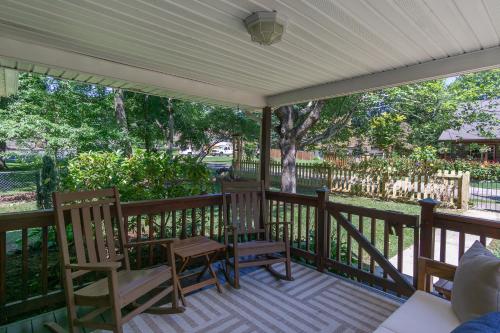 Charming Pet-Friendly Cottage Walkable to Town! in Black Mountain, USA