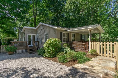 Charming Pet-Friendly Cottage Walkable to Town! in Black Mountain, USA