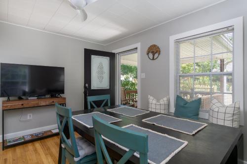 Charming Pet-Friendly Cottage Walkable to Town! in Black Mountain, USA