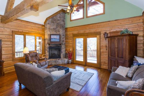 Three Winds Cabin Charming Log Cabin, Fire Pit & Mountain Views!