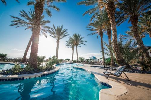 Cozy Beach Home with Resort Amenities, Oceanbay, lake views and 3 decks!