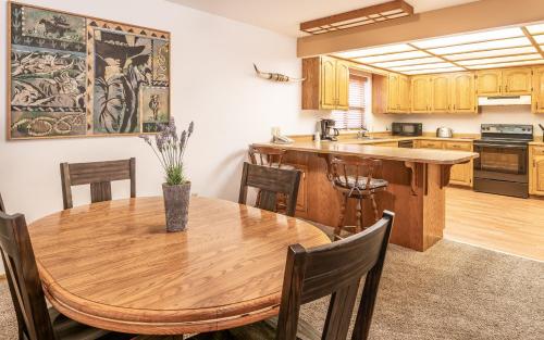 Gold Beach Inn and Ireland's Rustic Lodge in Gold Beach (OR)