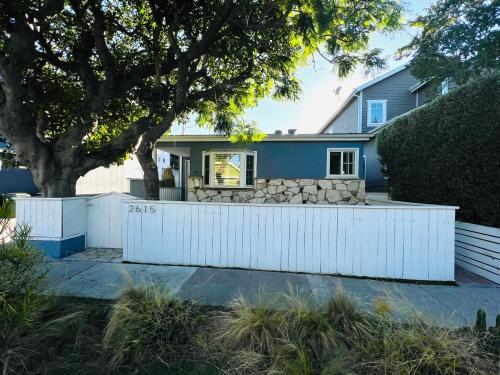 Chic Venice Beach Bungalow Steps from the Canals & Beach