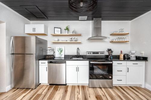 Instalaciones, MODERN - Mins to Beach - Walk to Downtown - Free parking in Tarpon Springs (Florida)