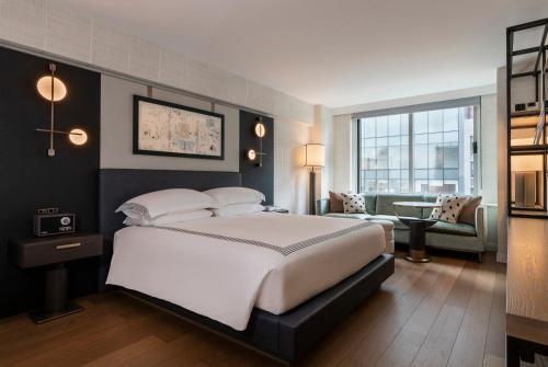 1bedroom King Suite, High Floor, Lounge, Accessible Shower