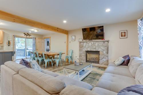 Hot Tub and Pool Access Year-Round Pocono Retreat! in Bushkill, Vereinigte Staaten von Amerika