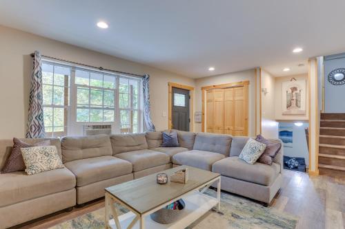 Hot Tub and Pool Access Year-Round Pocono Retreat! in Bushkill, USA