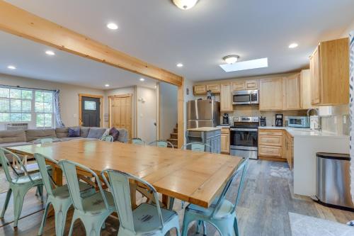 Hot Tub and Pool Access Year-Round Pocono Retreat! in Bushkill, USA