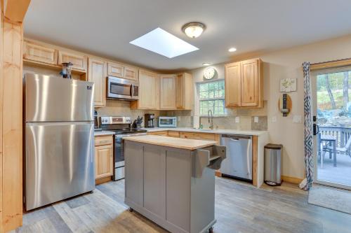 Hot Tub and Pool Access Year-Round Pocono Retreat! in Bushkill, USA