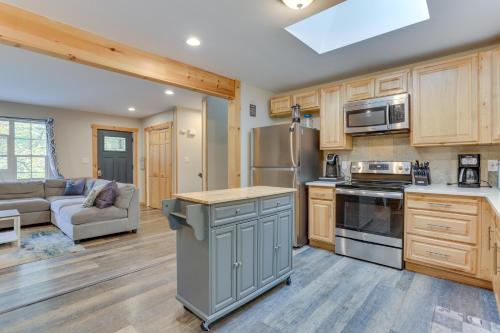 Hot Tub and Pool Access Year-Round Pocono Retreat! in Bushkill, USA