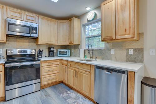 Hot Tub and Pool Access Year-Round Pocono Retreat! in Bushkill, USA