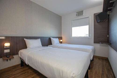 2 twin beds