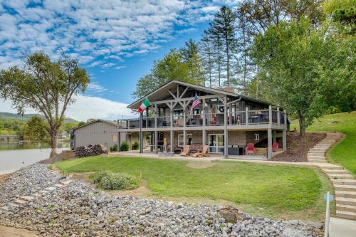 Lakefront Hayesville Retreat with Private Swim Dock in Hayesville, USA