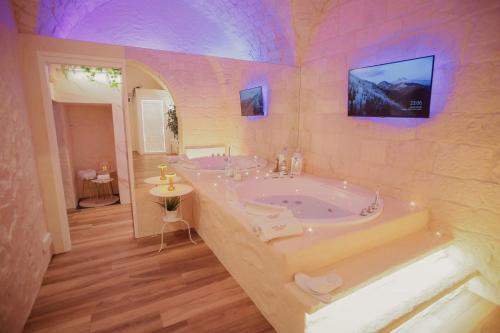 Hot tub, Romantic Suite with Private Jacuzzi Malely Suite in Martina Franca