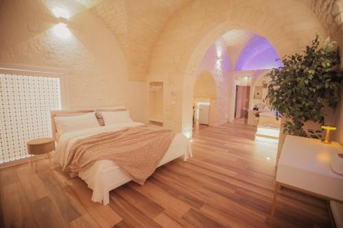 Romantic Suite with Private Jacuzzi Malely Suite in Martina Franca