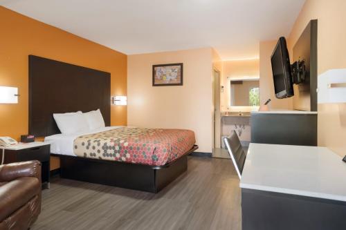 1 queen bed, 1 twin bed