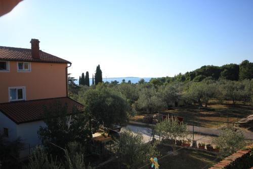 One-Bedroom Apartment with Balcony and Sea View image 2