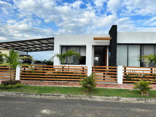 Casa con piscina Girardot condominio Tierra Linda-Hampton
