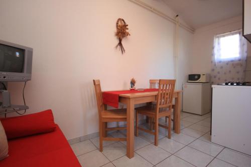 One-Bedroom Apartment with Balcony and Sea View image 4