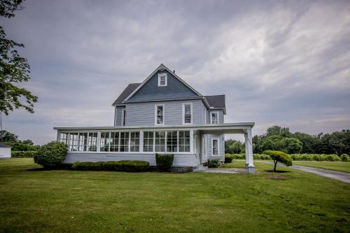 Lakeside Vineyard Farmhouse - North East