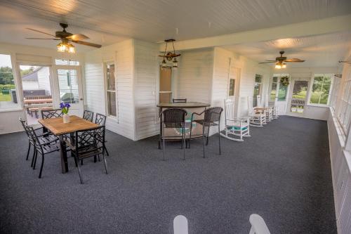 Lakeside Vineyard Farmhouse in North East, USA
