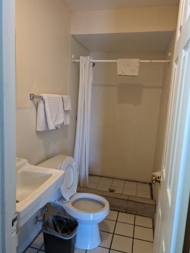 Economy Inn Kingsville - image 9