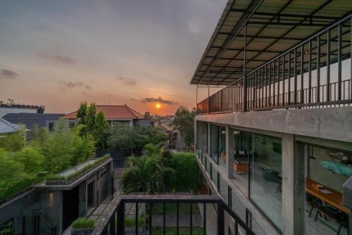 Villa Konkrete - 3BR - Tropical Hideaway Rooftop 15mins to The Beach - image 3