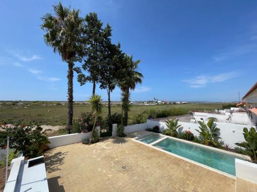 Chalet en primera línea de una planta con piscina privada y acceso directo a la playa