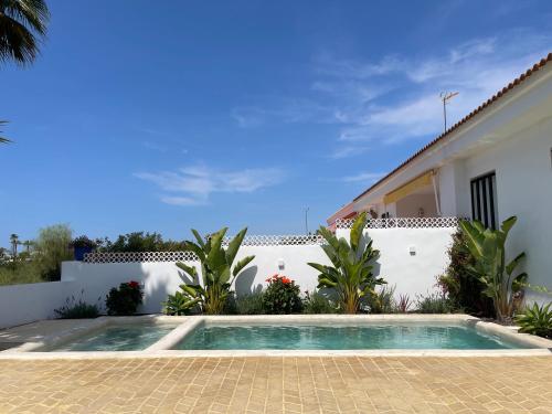 Chalet en primera línea de una planta con piscina privada y acceso directo a la playa Chalet en primera línea de una planta con piscina privada y acceso directo a la playa