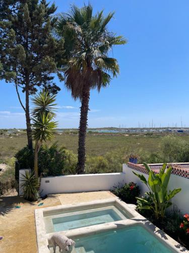 Chalet en primera línea de una planta con piscina privada y acceso directo a la playa Chalet en primera línea de una planta con piscina privada y acceso directo a la playa