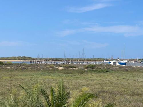 Chalet en primera línea de una planta con piscina privada y acceso directo a la playa