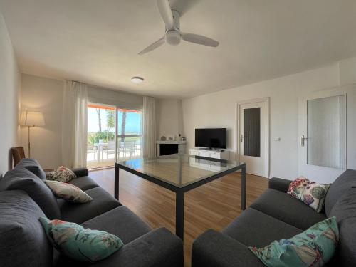 Chalet en primera línea de una planta con piscina privada y acceso directo a la playa Chalet en primera línea de una planta con piscina privada y acceso directo a la playa