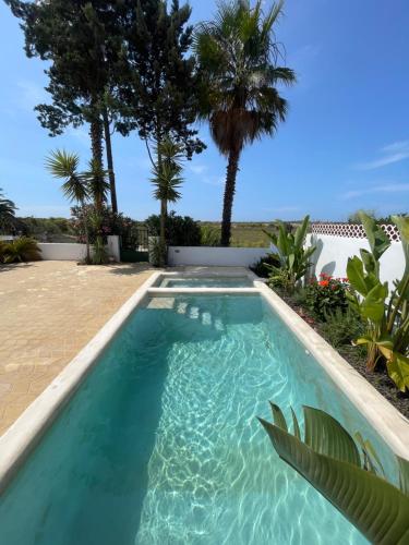 Chalet en primera línea de una planta con piscina privada y acceso directo a la playa Chalet en primera línea de una planta con piscina privada y acceso directo a la playa