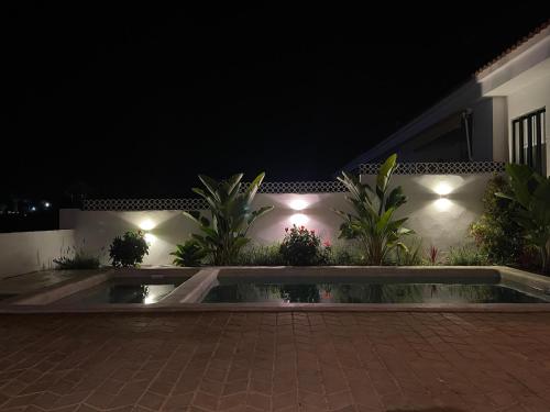 Chalet en primera línea de una planta con piscina privada y acceso directo a la playa Chalet en primera línea de una planta con piscina privada y acceso directo a la playa